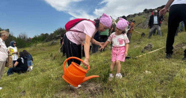 Kayseri Büyükşehir Belediyesi 300 fidanı toprakla buluşturdu