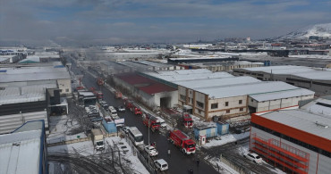 Kayseri OSB'de Mobilya Fabrikasında Yangın Kontrol Altına Alındı