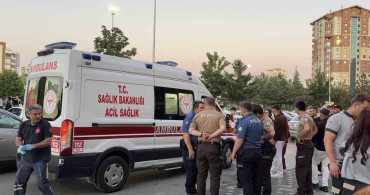 Kayseri'de alışveriş merkezi önünde bıçaklı kavga: 1 kişi yaralandı