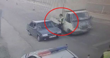 Kayseri'de Dikkatsiz Sürücü Jandarmayı Eziyordu