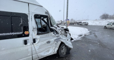 Kayseri'de İşçi Servisi ile Tır Çarpıştı: 11 Yaralı