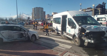 Kayseri'de Minibüs ile Otomobil Çarpıştı: 14 Yaralı