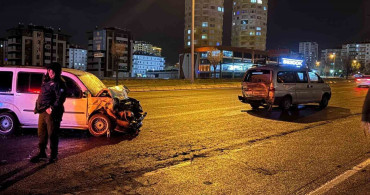 Kayseri'de Minibüse Çarpan Araçta 6 Yaralı