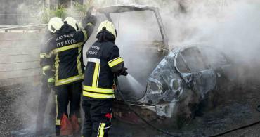 Kayseri'de müstakil evin otoparkında yangın: otomobil küle döndü