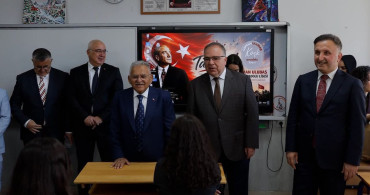 Kayseri'de protokol, öğrencilerin karne heyecanına ortak oldu