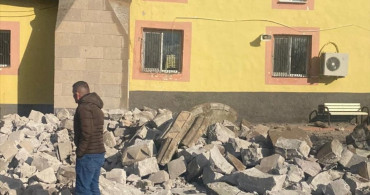 Kayseri'de Şiddetli Rüzgar Sonrası Minare Kontrollü Olarak Yıkıldı