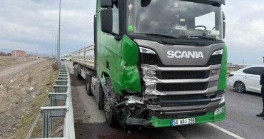 Kayseri'de Tır Çarpması sonucu Yaralanan MHP Eski Milletvekili Oğlunun Kazası Kamerada