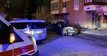 Kayseri'de Trafik Kazası: Bahçe Duvarı Yıkıldı