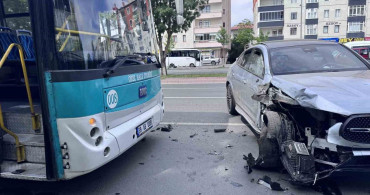 Kayseri'de Trafik Kazası: Halk Otobüsü ile Otomobil Çarpıştı