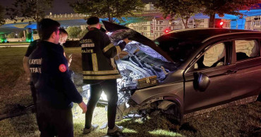 Kayseri'de virajı alamayan SUV aracı aydınlatma direğini söktü: 1 yaralı