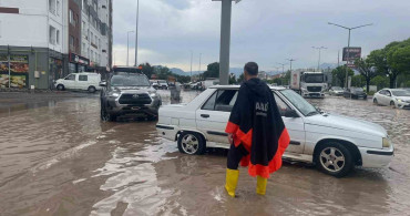 Kayseri'de Yağış Sonrası Araçlarla Mahsur Kalanlar Kurtarıldı