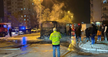 Kayseri'de Yangın: Seyir Halindeki Halk Otobüsü Kullanılamaz Hale Geldi