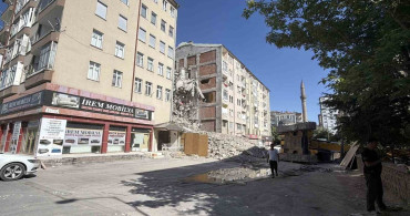 Kayseri'de yıkım çalışması sırasında iş makinesi devrildi, 1 yaralı