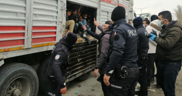 Kazaya Karışan Kamyondan 114 Düzensiz Göçmen Çıktı