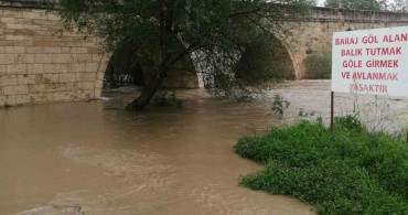 Kelkit Çayı Taşkınında Tarihi Köprü Zarar Görüyor