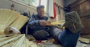 Kemal dede 60 yıldır geçimini ot süpürgeden sağlıyor