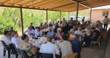 Kemaliye kaymakamı Emirhan Arıkan, Gözaydın köyünde vatandaşlarla bir araya geldi