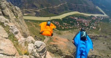 Kemaliye'de wingsuit sporcularından nefes kesen atlayışlar