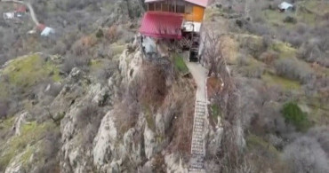 Kemaliye'deki Kayalık Zirvesindeki Ev