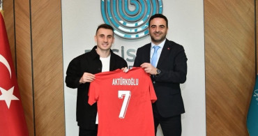 Kerem Aktürkoğlu'ndan Başkan Özlü'ye Özel Forma Hediye