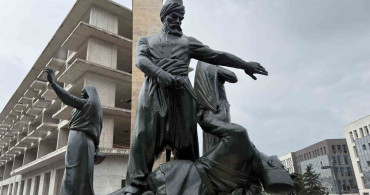 Kıbrıs Meydanı’ndaki Anıt Yeniden Yerine Konuldu