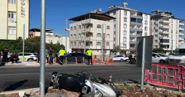 Kilis'te Kamyonet ve Motosiklet Çarpışması: 3 Yaralı