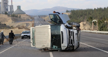 Kilis'te Minibüs ve Otomobil Çarpıştı: 3 Yaralı