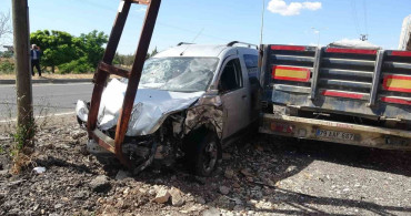 Kilis'te ters yönden giden hafif ticari araç elektrik direğine çarptı: 1 yaralı