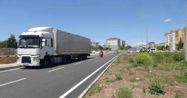Kilis’te Tır ile Motosiklet Çarpıştı: 2 Ağır Yaralı