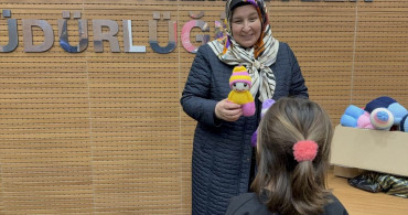 Kimsesiz Çocuklara Mutluluk Dağıtan Börültücü Kadın