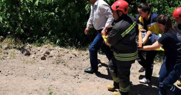 Kiraz toplarken ağaçtan su kanalına düşen kişi yaralandı