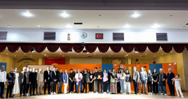 Kırık Işıklar Tiyatro Oyunu İzleyicilerden Tam Not Aldı