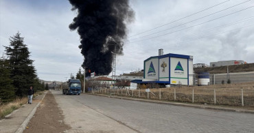 Kırıkkale OSB'de Fabrika Yangınına Müdahale Ediliyor