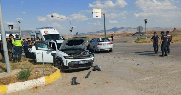 Kırıkkale'de iki otomobil çarpıştı: 6 yaralı