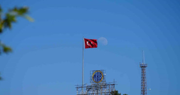 Kırıkkale'de mavi gökyüzünde Türk bayrağı ve şişkin ay manzarası