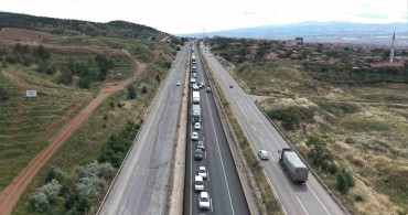 Kırıkkale'de ot balyası yüklü kamyon devrildi, trafik durdu