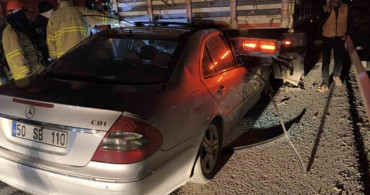 Kırıkkale'de Park Halindeki Tıra Çarpan Otomobil Kazası