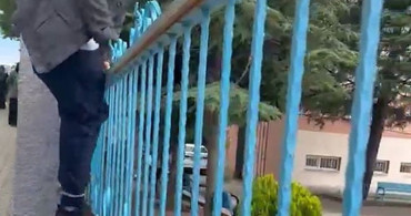 Kırıkkale'de sınava geç kalan aday demir kapıdan atlayarak girmeye çalıştı
