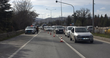 Kırıkkale'de Üç Araçlı Trafik Kazası: 2 Yaralı