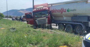 Kırkağaç'ta Tır ile Elektrikli Motosiklet Çarpıştı: 1 Ölü, 4 Yaralı
