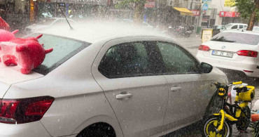 Kırklareli’nde dolu ve yağmur: motosiklet kaskıyla kendini korumaya çalıştı