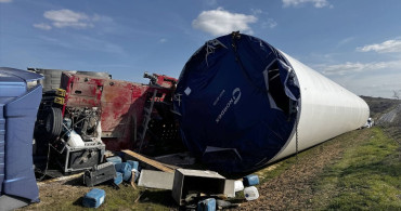 Kırklareli'nde Rüzgar Türbini Taşıyan Tır Devrildi
