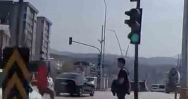 Kırmızı Işıkta Yola Atlayan Genç, Büyük Bir Kazadan Kurtuldu