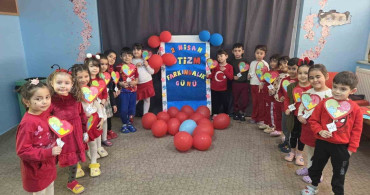 Kırmızı Kıyafetlerle Otizme Farkındalık