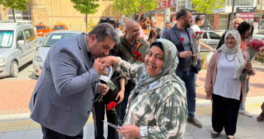 Kırşehir'de Anneler Günü Kutlaması: Annelere Karanfil Dağıtıldı