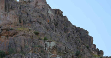 Kırşehir'de dağ yürüyüşü yapan grup, Kuş Kalesi'nde insan ya da uzaylı figürü tespit etti