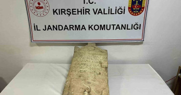 Kırşehir'de Roma dönemine ait mezar taşı ele geçirildi