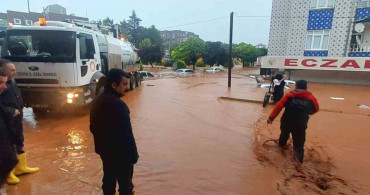 Kırşehir'de sağanak yağış sele dönüşerek iş yerlerini su altında bıraktı