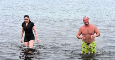 Kış Turizmine Dikkat Çekmek İçin Van Gölü'nde Yüzdüler