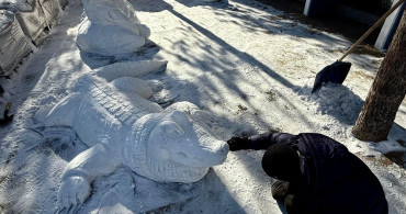 Kışın Sanatı: İrik Şaymerdenov'un Kardan Heykelleri